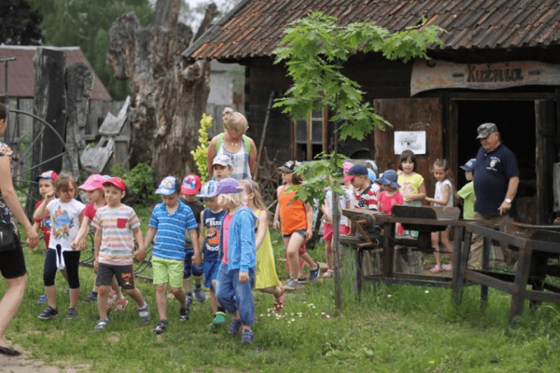 Dzieci w skansenie w Kuligowie
