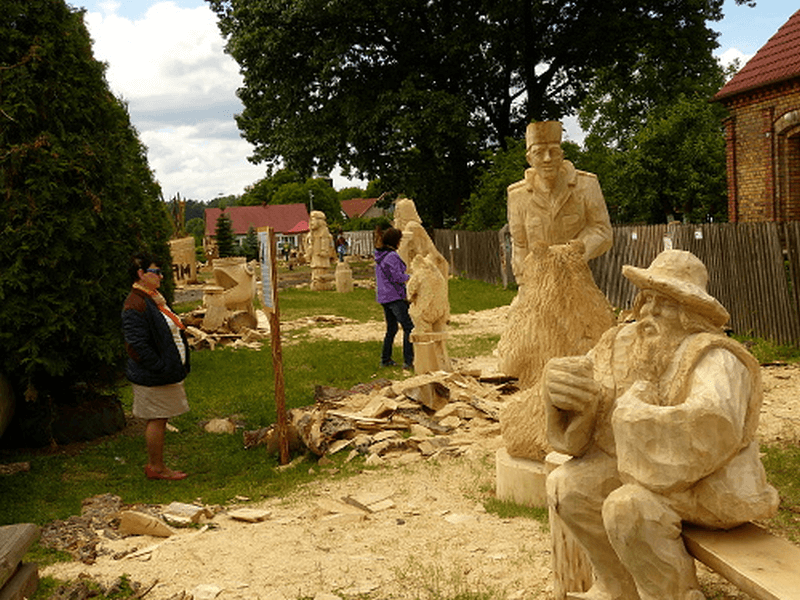 Drewniane rzeźby w Niedźwiedziu