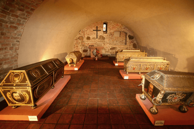 Sarkofagi rodu Opalińskich na zamku w Sierakowie
